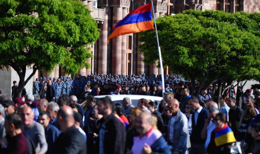 В Ереване радикалы возобновили акции протеста
