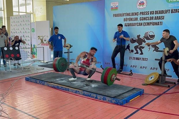 Азербайджанский чемпион уронил на ногу 301-килограммовую штангу - ФОТО