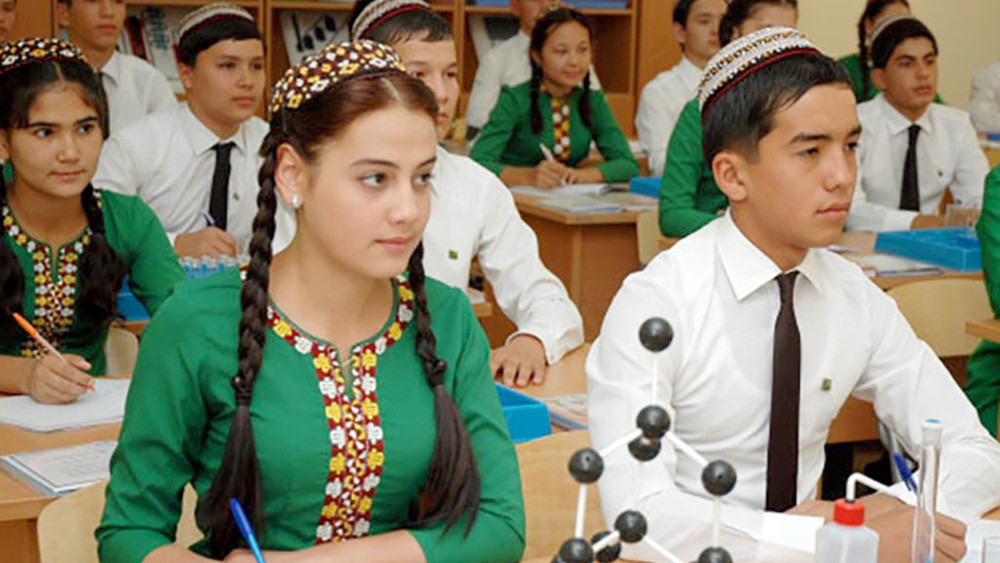 Школьникам в Туркменистане запретили во время летних каникул посещать бары и «бесполезные сайты»