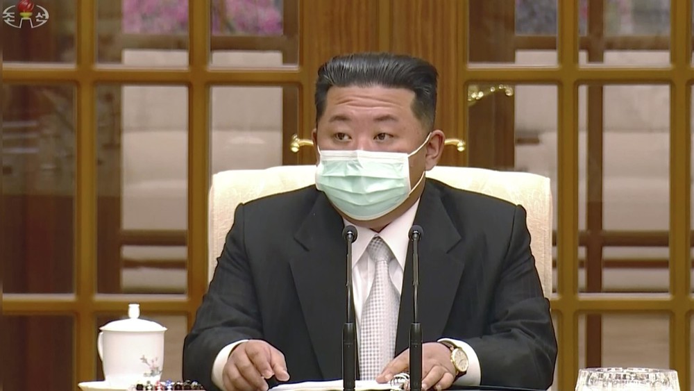 Ким Чен Ын впервые появился в маске после признания первого случая COVID-19 в КНДР.
