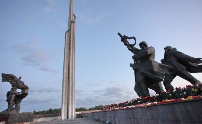В Латвии разрешили сносить в стране советские военные памятники
