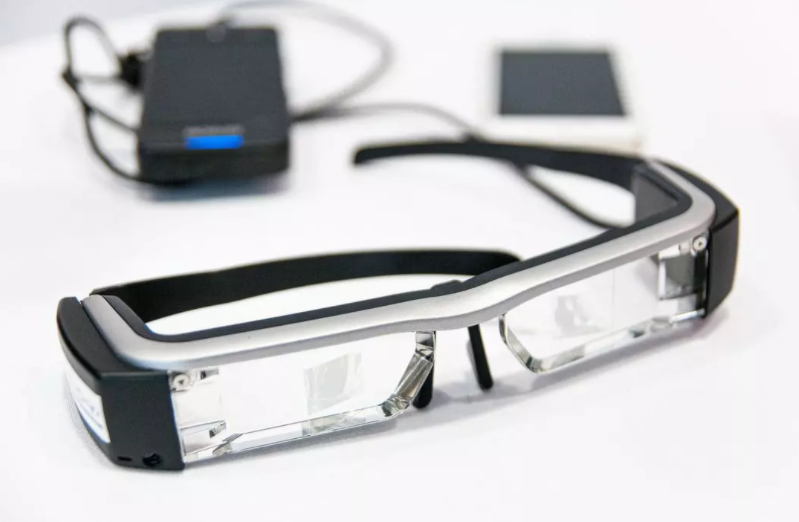 Google представила очки со встроенным переводчиком - ВИДЕО