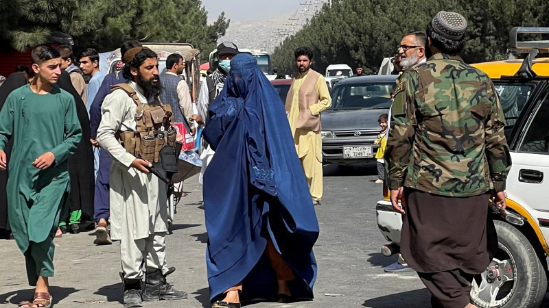 Талибы приказали женщинам на телевидении закрывать лица
