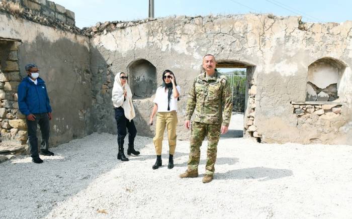 Ильхам Алиев и Мехрибан Алиева ознакомились со строительными работами Зангиланской мечети
