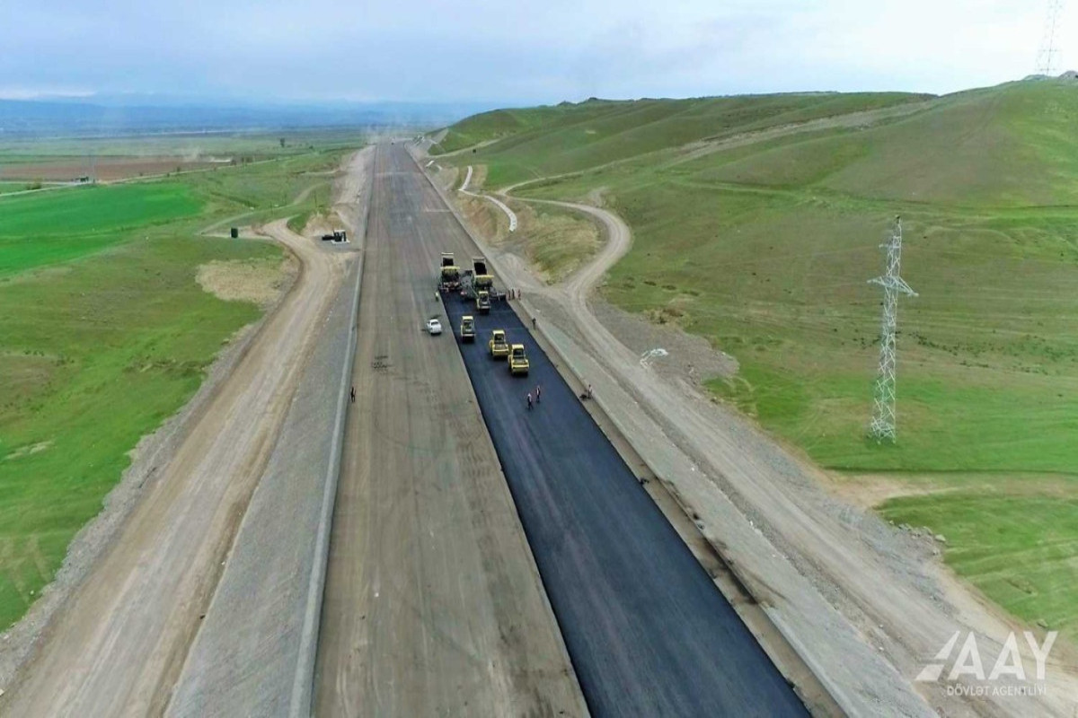 Строительство автомобильной дороги Горадиз-Джабраил-Зангилан-Агбенд продолжается быстрыми темпами
