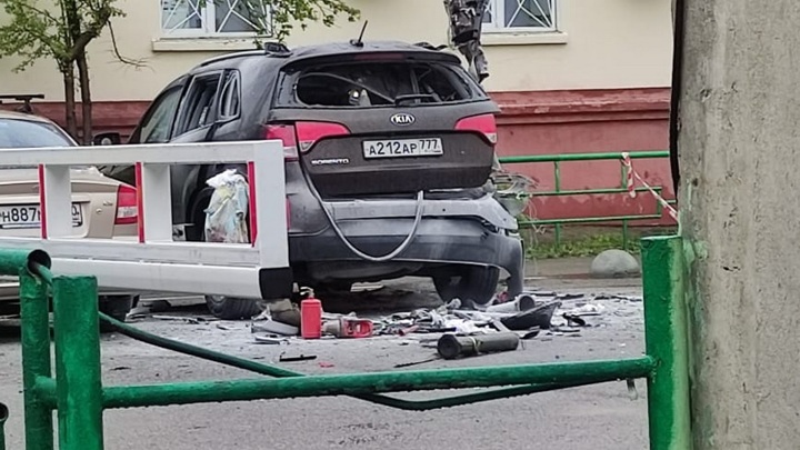 Два человека пострадали из-за взрыва боеприпаса в машине в России
