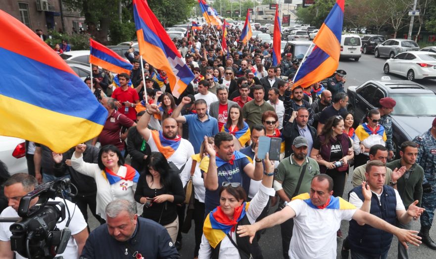 Оппозиция Армении начала женское шествие по улицам Еревана