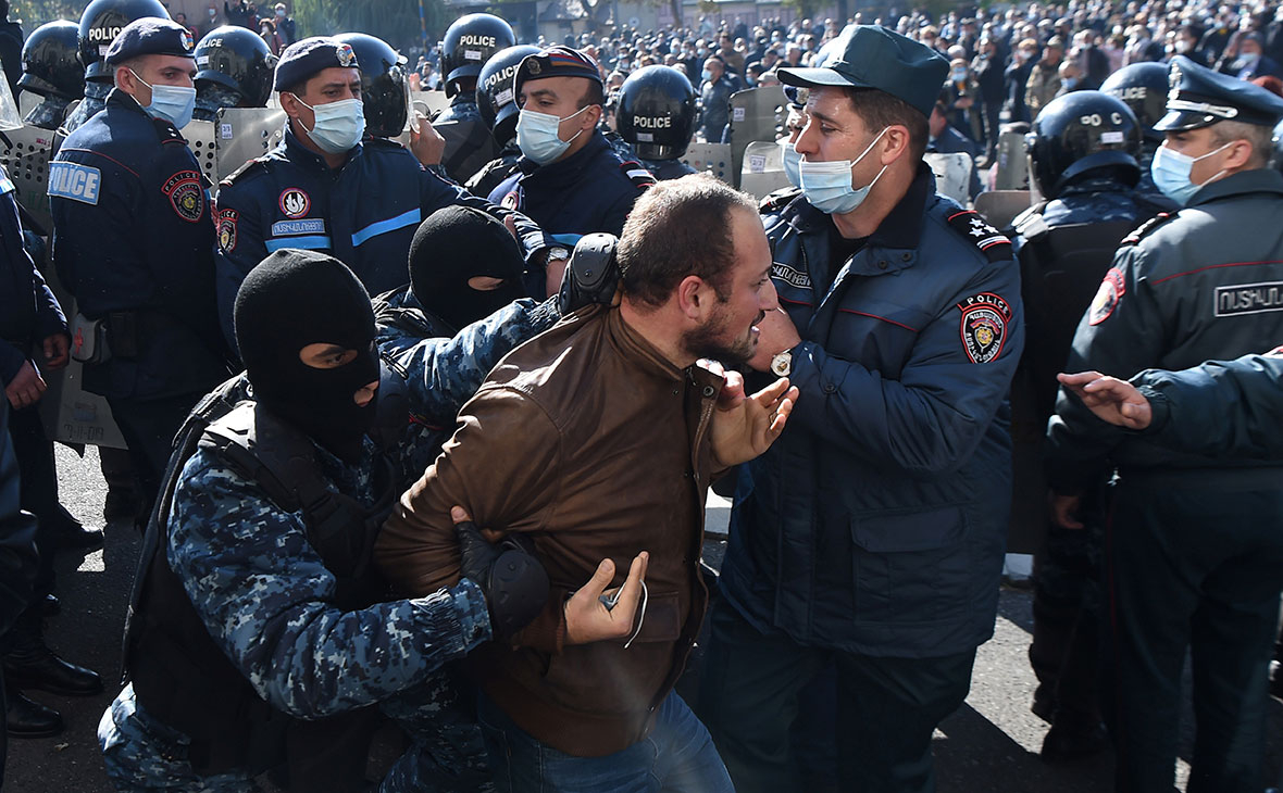 В Ереване начались столкновения оппозиции с полицией