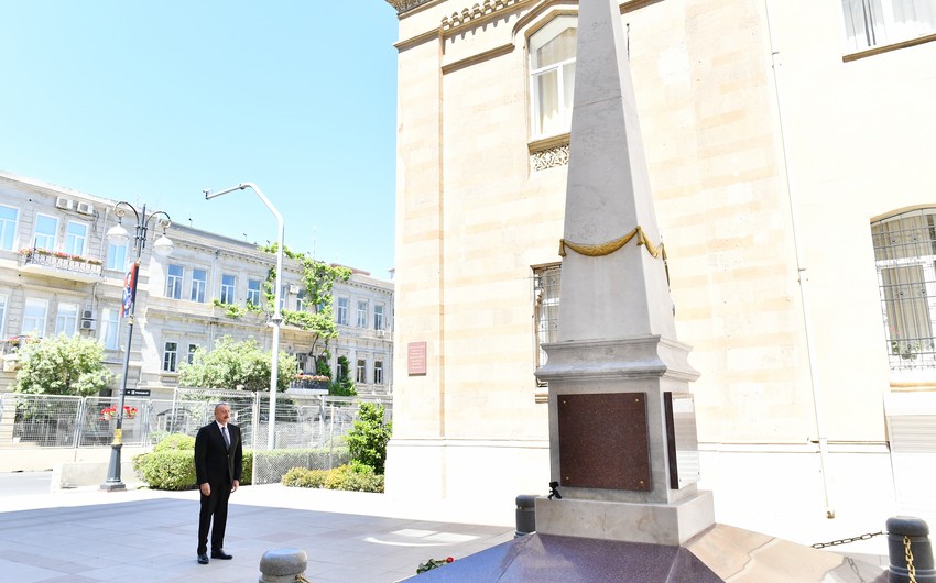 Ильхам Алиев посетил памятник, воздвигнутый в честь Азербайджанской Демократической Республики
