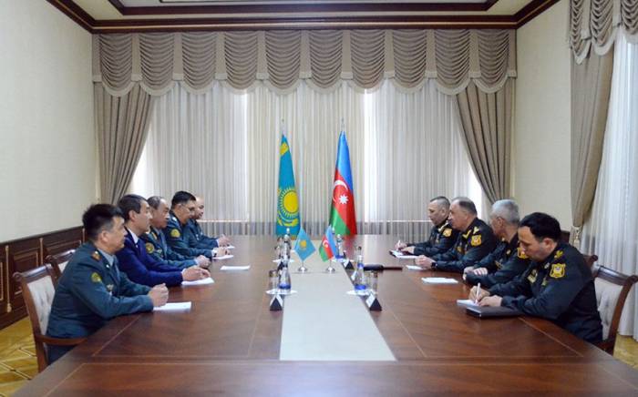 Начальник Генштаба Азербайджана встретился с делегацией Казахстана
