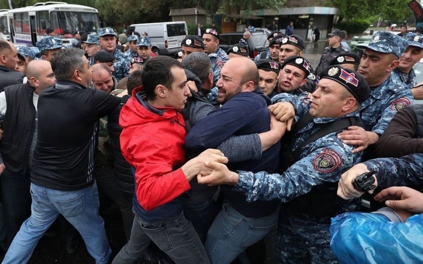 В Ереване между участниками акции протеста и полицейскими произошла потасовка