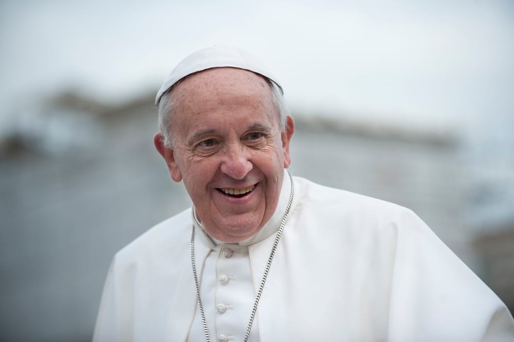 Папа Римский появился на публике в инвалидной коляске
