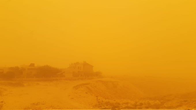 Мощная песчаная буря накрыла Тегеран: закрыты школы и правительственные учреждения - ВИДЕО