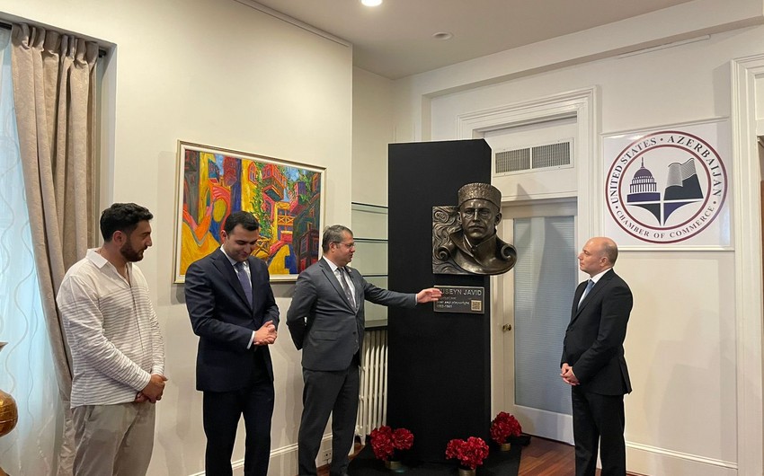 Бюст Гусейна Джавида преподнесен в дар Американо-азербайджанской торговой палате
