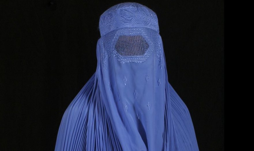 Женщин в Афганистане обязали носить хиджабы
