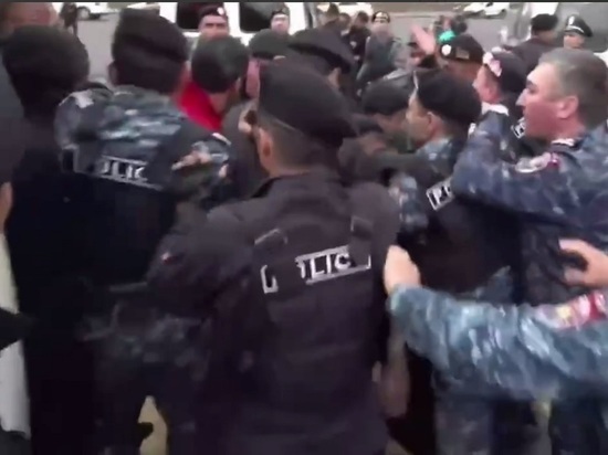 Полиция задержала в Ереване 180 человек митингующих
