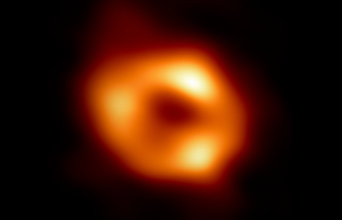 Впервые получено изображение тени черной дыры в центре Млечного Пути
