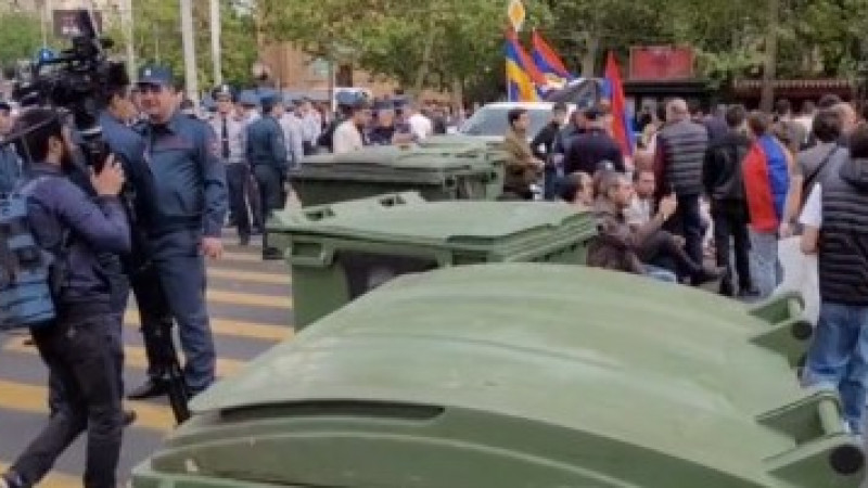 В Ереване митингующие перегородили центр мусорными баками
