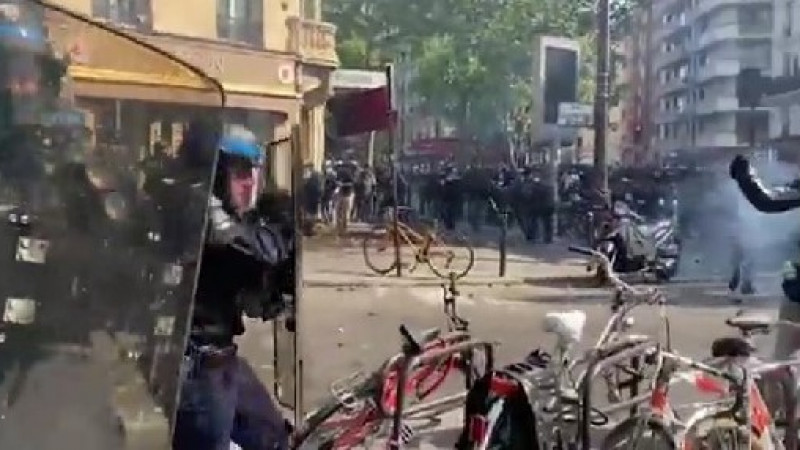 Первомайская демонстрация обернулась беспорядками в Париже
