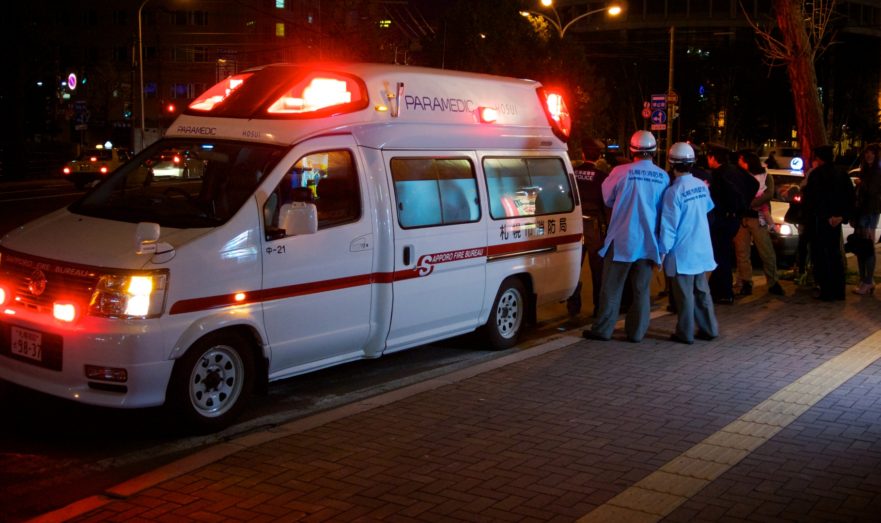 В Китае при падении микроавтобуса в реку погибли десять человек

