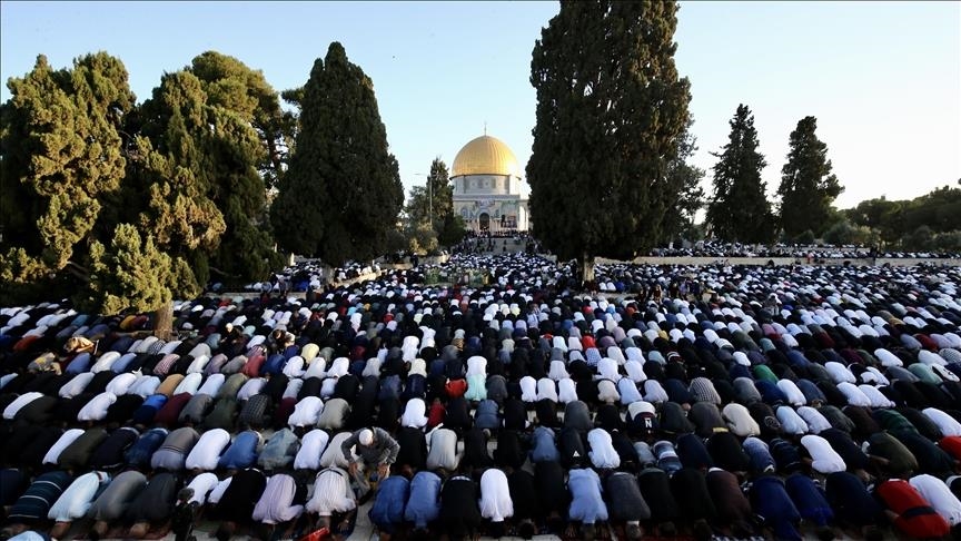 Праздничный намаз в мечети Аль-Акса совершили 200 тыс. человек

