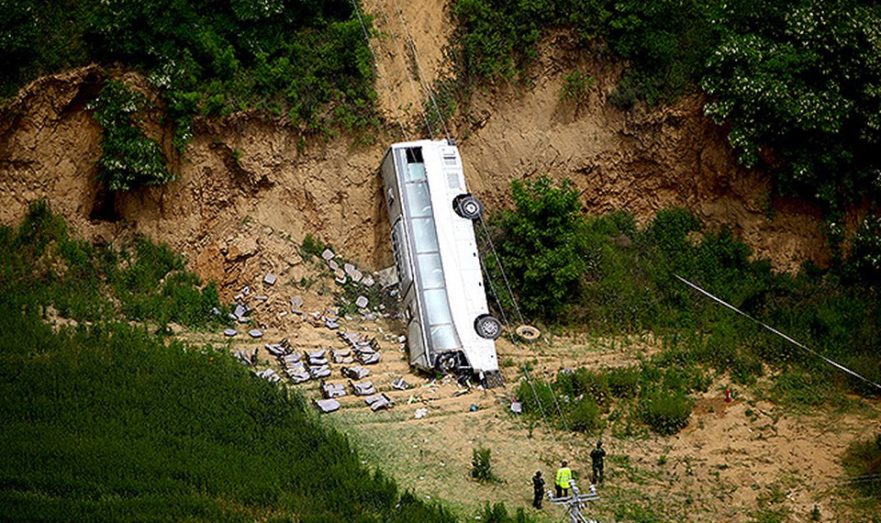 В Перу автобус упал в обрыв, 16 человек погибли
