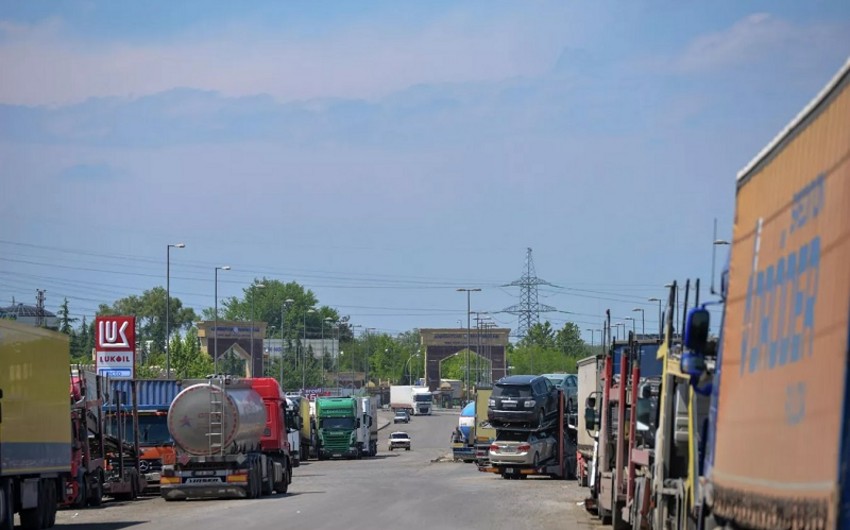 Автомобили, направляющиеся из Грузии в РФ, могут осуществлять процедуры на границе с Азербайджаном
