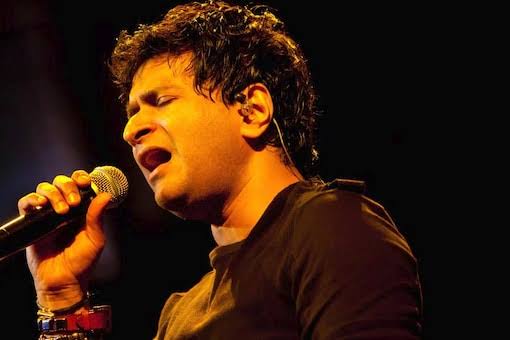 Индийский певец скончался от остановки сердца на концерте

