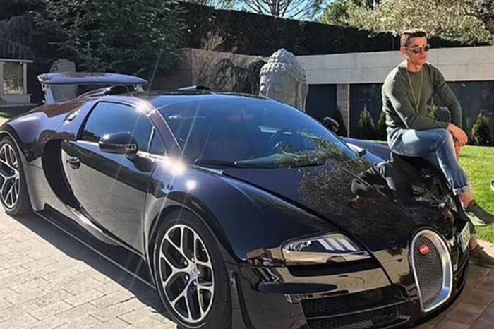 Роналду пообещал возместить ущерб после того, как его Bugatti Veyron врезался в частный дом
