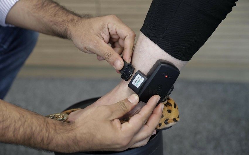 В Баку девять несовершеннолетних осужденных носят электронные браслеты
