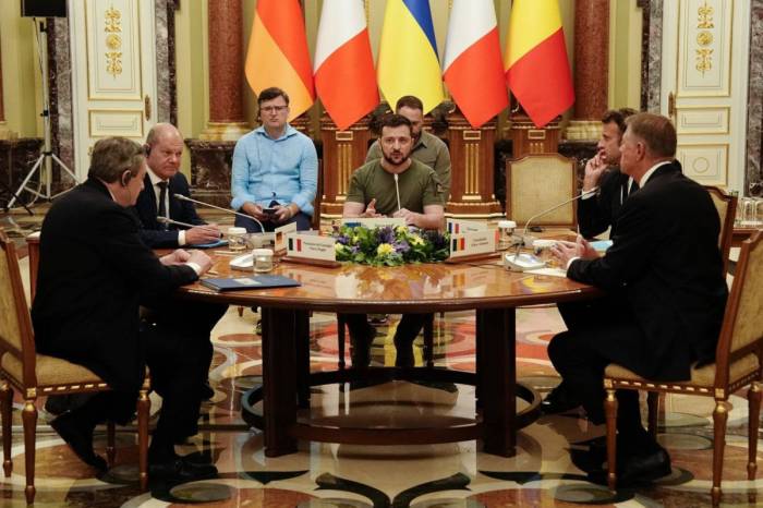Welt: Макрон, Шольц и Драги непублично убеждали Зеленского начать переговоры

