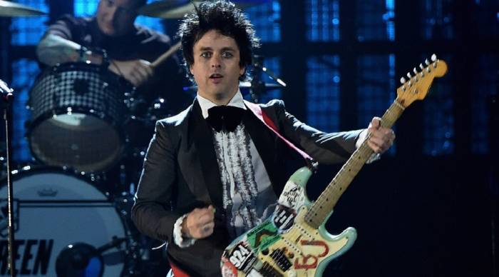 Фронтмен Green Day откажется от гражданства США из-за отмены права на аборты
