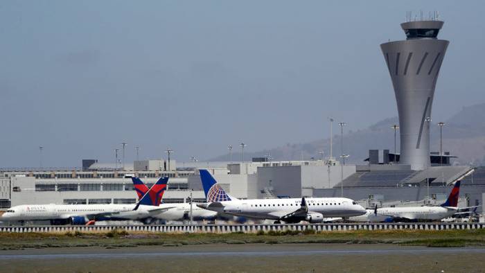 В аэропорту Сан-Франциско неизвестный напал на людей с холодным оружием
