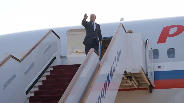 Президент России Владимир Путин прибыл в Душанбе
