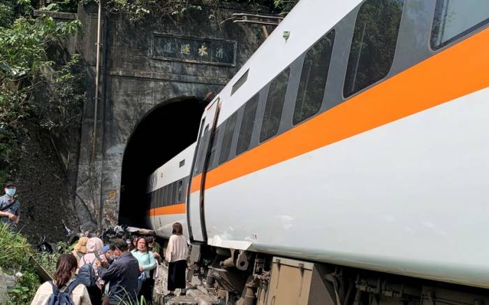 Скоростной поезд сошел с рельсов на юге Китая из-за оползня
