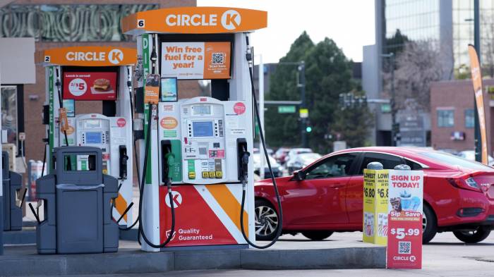 Цены на бензин в США достигли исторического максимума
