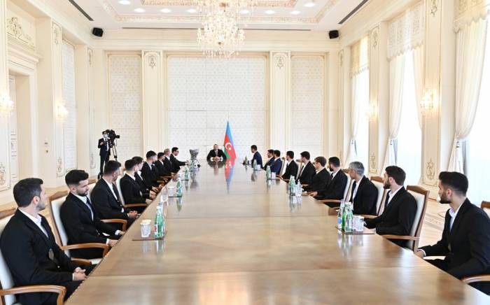 Президент Ильхам Алиев принял членов национальной команды, ставшей победителем ЧЕ по мини-футболу -ФОТО
