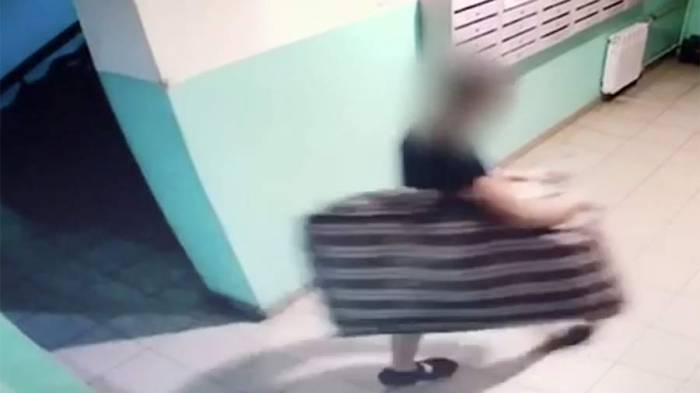 Камера сняла выносящего тело убитого мальчика на Кубани отчима -ВИДЕО
