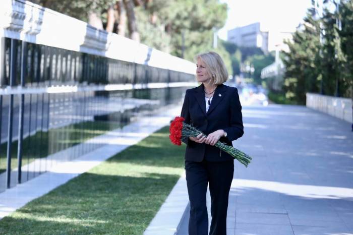 Помощник госсекретаря США посетила Аллею Шехидов в Баку -ФОТО
