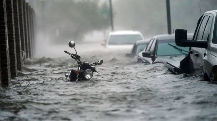 Во Флориде сильнейшие дожди остановили дорожное движение в Майами
