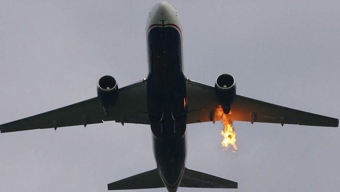 Российский самолет с пассажирами на борту загорелся во время посадки
