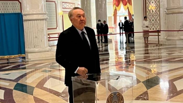 Назарбаев проголосовал на референдуме в Казахстане
