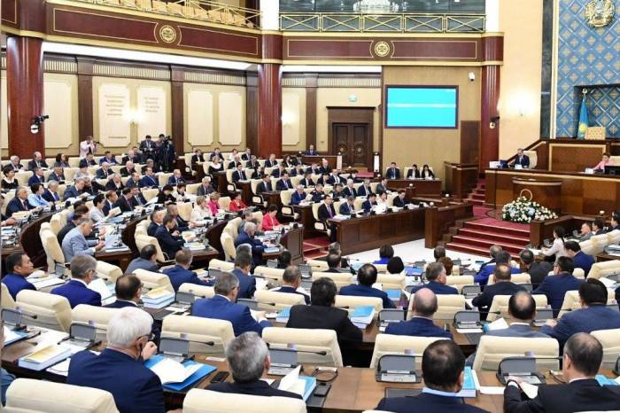 Депутаты парламента Казахстана уходят на каникулы
