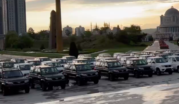 Кадыров показал машины, которые получат чеченские бойцы на Украине
