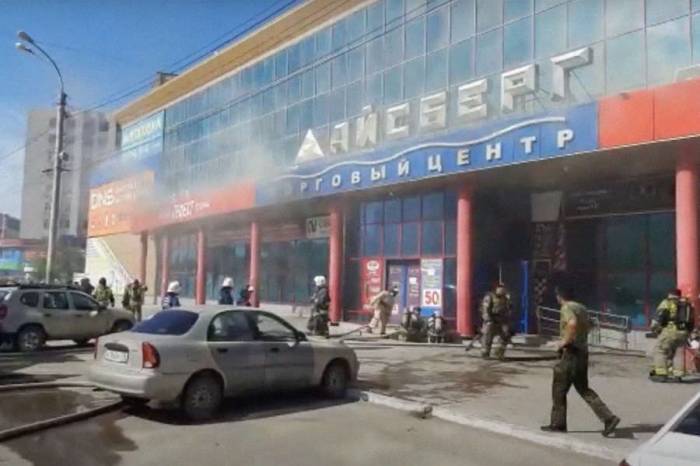 В Астрахани горит ТЦ «Айсберг» - ВИДЕО
