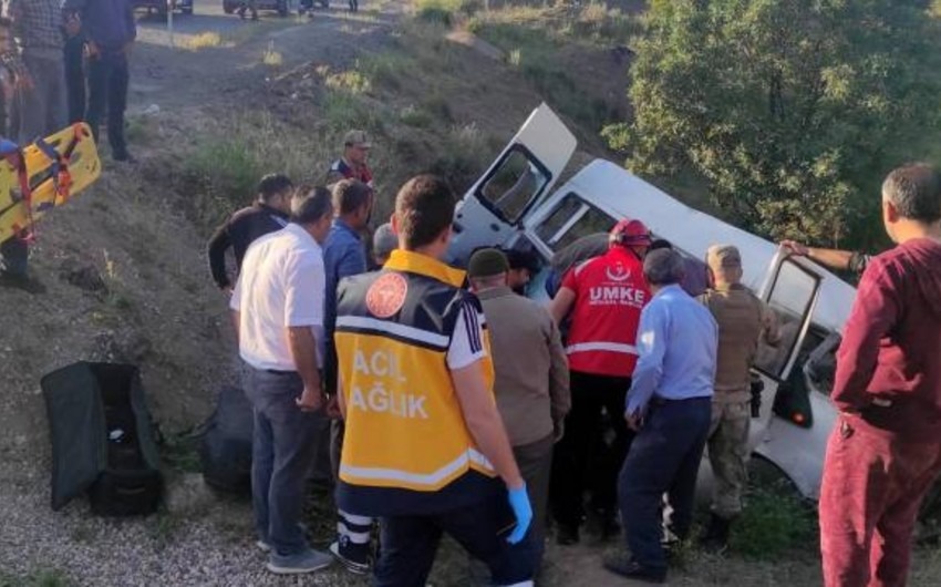 В Турции микроавтобус попал в ДТП, есть погибшие - ФОТО
