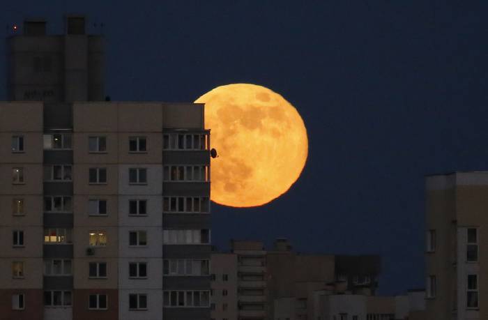 В ночь на вторник Луна приблизится к Земле на 27 тысяч километров
