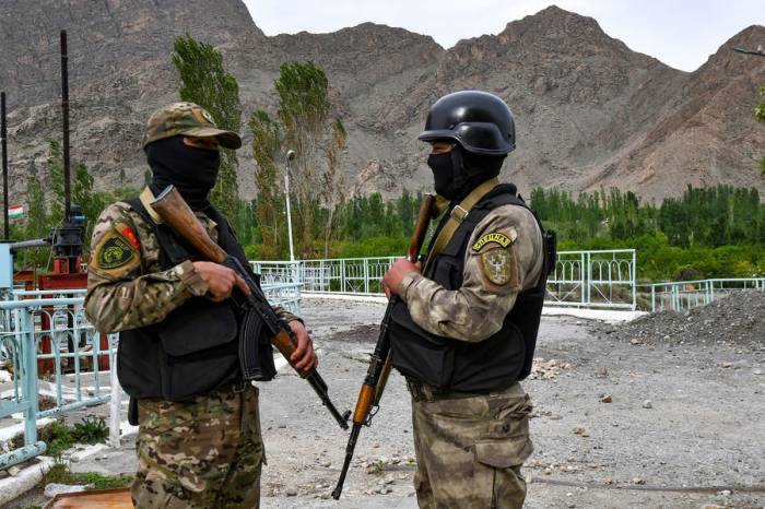 Пограничники Киргизии и Таджикистана договорились об отводе сил от границы
