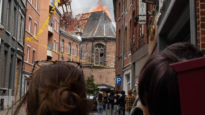 В бельгийском городе шпиль церкви рухнул на мостовую -ВИДЕО
