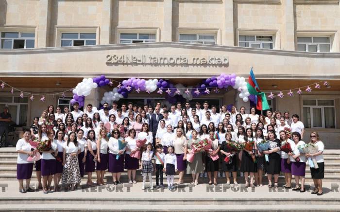 Для выпускников школ в Азербайджане прозвучал "Последний звонок"
